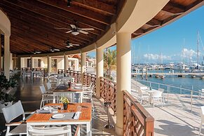 Bannister Hotel &  Yacht Club