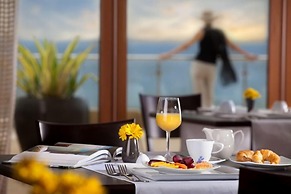 Bannister Hotel &  Yacht Club