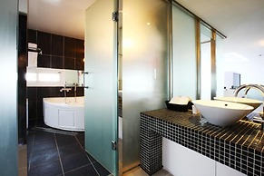 Q Hotel