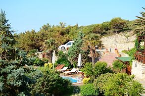 Ada Bacchus Hotel