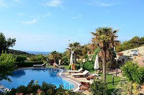 Ada Bacchus Hotel