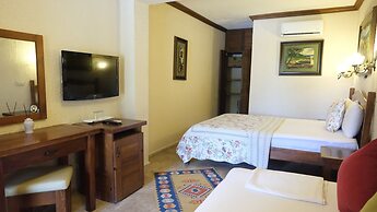 Ada Bacchus Hotel
