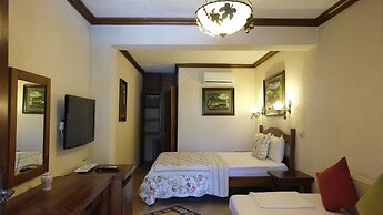 Ada Bacchus Hotel