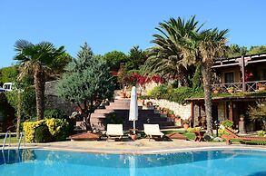 Ada Bacchus Hotel