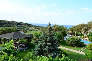 Ada Bacchus Hotel