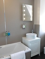 Cullen Bay Hotel