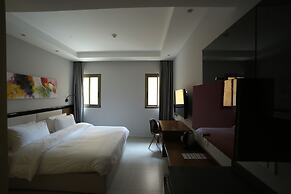 The Ray Hotel & Studios
