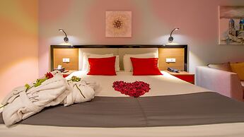 The Ray Hotel & Studios