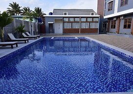Gold Hotel