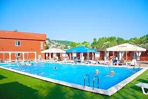 Peak Season Hotel