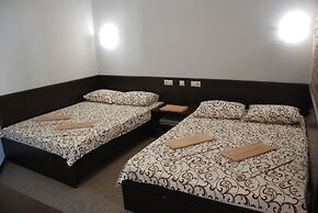 Peak Season Hotel