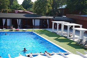 Peak Season Hotel