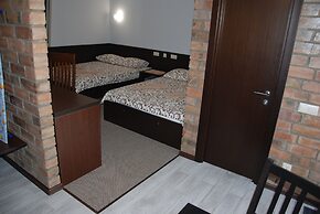 Peak Season Hotel