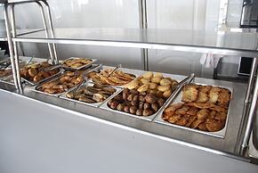 Peak Season Hotel