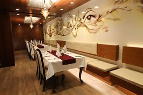 M Crown Hotel