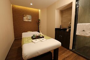 M Crown Hotel