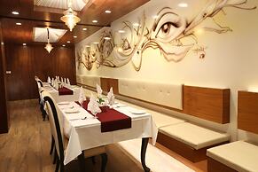 M Crown Hotel