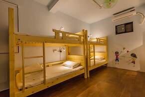 GoldenHouse Hostel