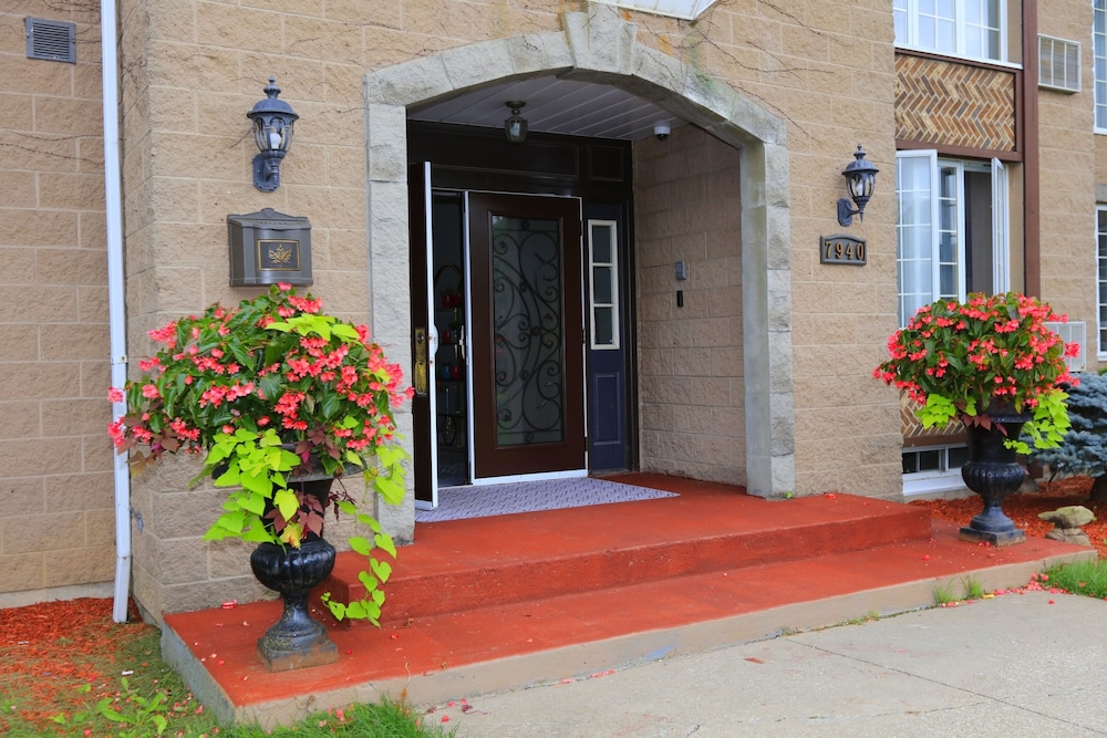 Fullerton Manor Inn