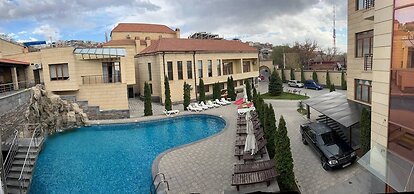 Grand Hills Hotel