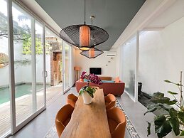 Apple Villa & Suite Seminyak