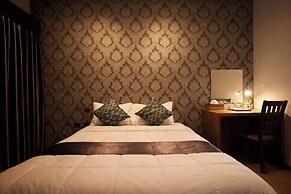 777 Food & Bed