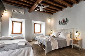 Gavrion's Nest  - Premium Cycladic Studio