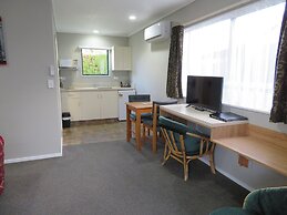 Commodore Court Motel