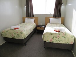 Commodore Court Motel