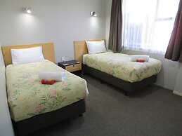 Commodore Court Motel