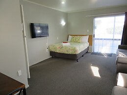 Commodore Court Motel