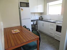 Commodore Court Motel