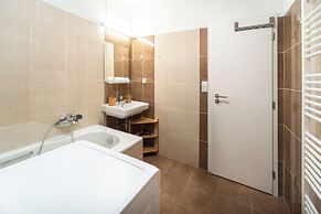 Little Tom Apartments