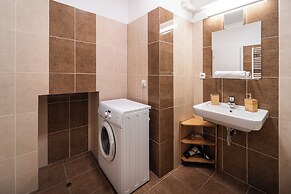 Little Tom Apartments