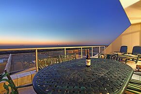 Dolphin Beach H108