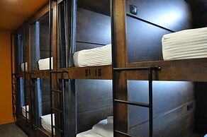 Full House Capsule Hostel