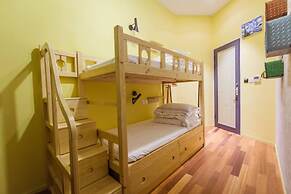 J Trip Youth Hostel