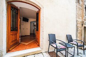 M & J Central Suites