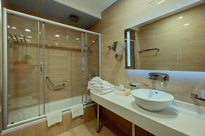 Dilimah Premium Luxury Hotel