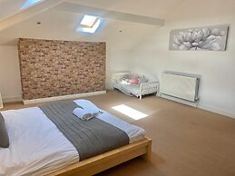 Beach House - Penthouse 3 Bed Apartment