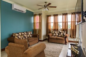 Kinsgton Modern Duplex Apartment with Pool
