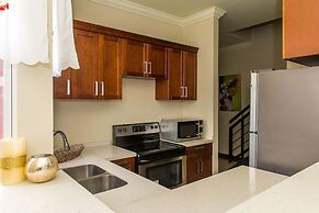 Kinsgton Modern Duplex Apartment with Pool