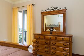 Kinsgton Modern Duplex Apartment with Pool