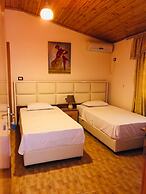 Gold Guest House & Bar