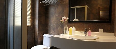Gurney 4 Plus 1 Bali Style Tranquil Villa