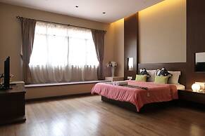 Gurney 4 Plus 1 Bali Style Tranquil Villa