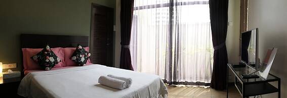 Gurney 4 Plus 1 Bali Style Tranquil Villa