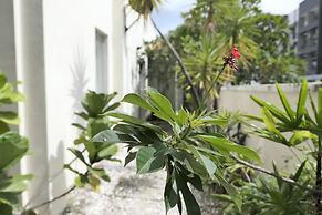 Gurney 4 Plus 1 Bali Style Tranquil Villa