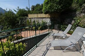 Cozy Attic Lake View in Nesso
