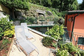 Cozy Attic Lake View in Nesso